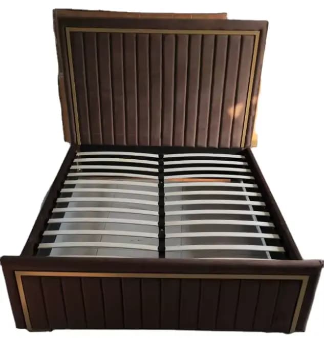 Lit king size de luxe pour chambre à coucher d'appartement moderne