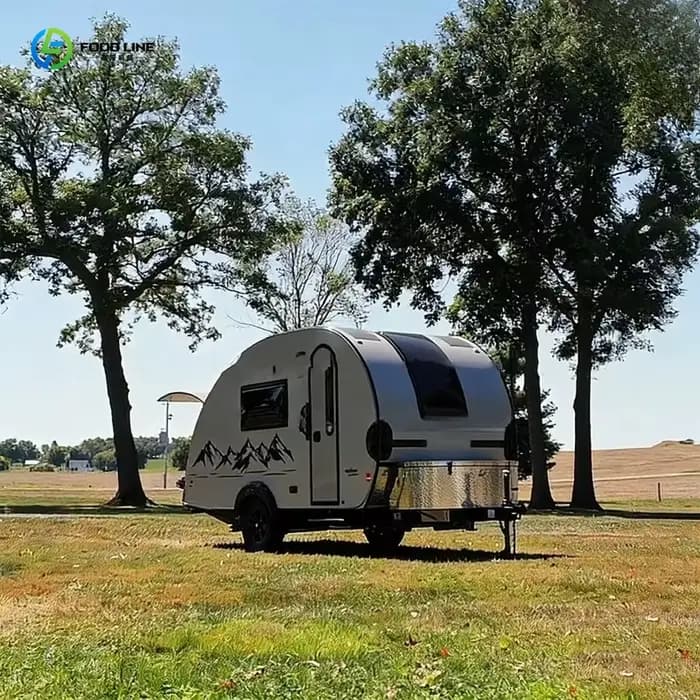 Camping-car multifonctionnel personnalisé, idéal pour l'exploration en pleine nature, les voyages en