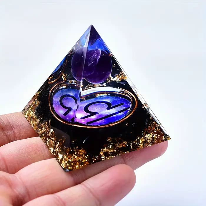 Pyramide d'orgone de douze signes du zodiaque avec améthyste pour la décoration de la maison, idée c