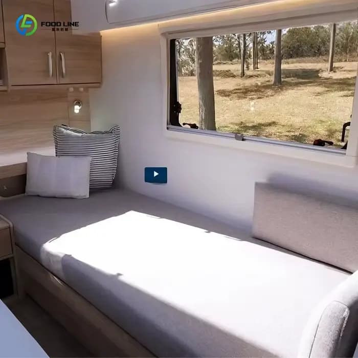 Camping-car multifonctionnel personnalisé, idéal pour l'exploration en pleine nature, les voyages en zone sauvage et les aventures de camping hors route.